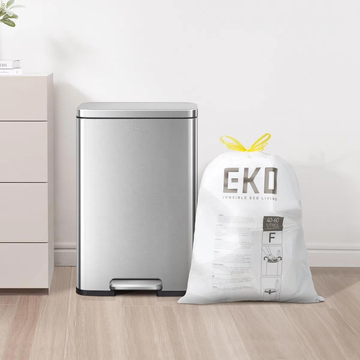 EKO - Sacchetti Pattumiera - Code F - 60 Pezzi - 40-60 Litri - Extra Resistenti Anti-Goccia con Maniglie a Chiusura Automatica - Bianchi - Ideali per Cucina e Casa